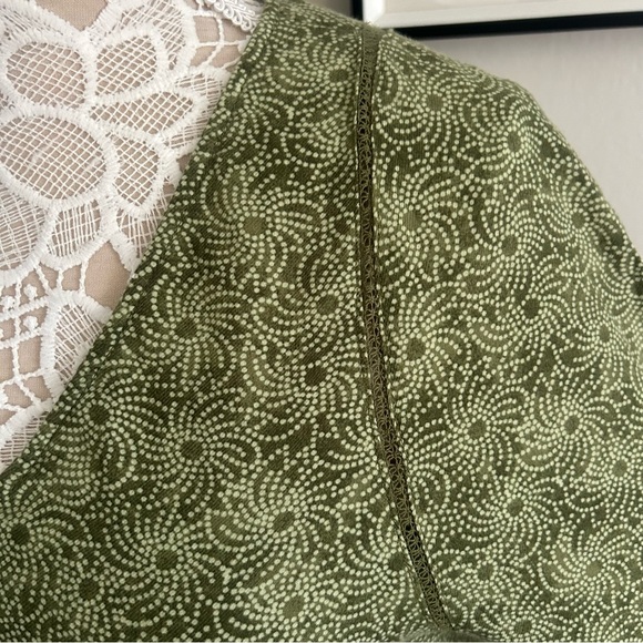 TREASURE & BOND Lace Trim V-neck Blouse in Green Rowan Floral - Picture 5 of 10